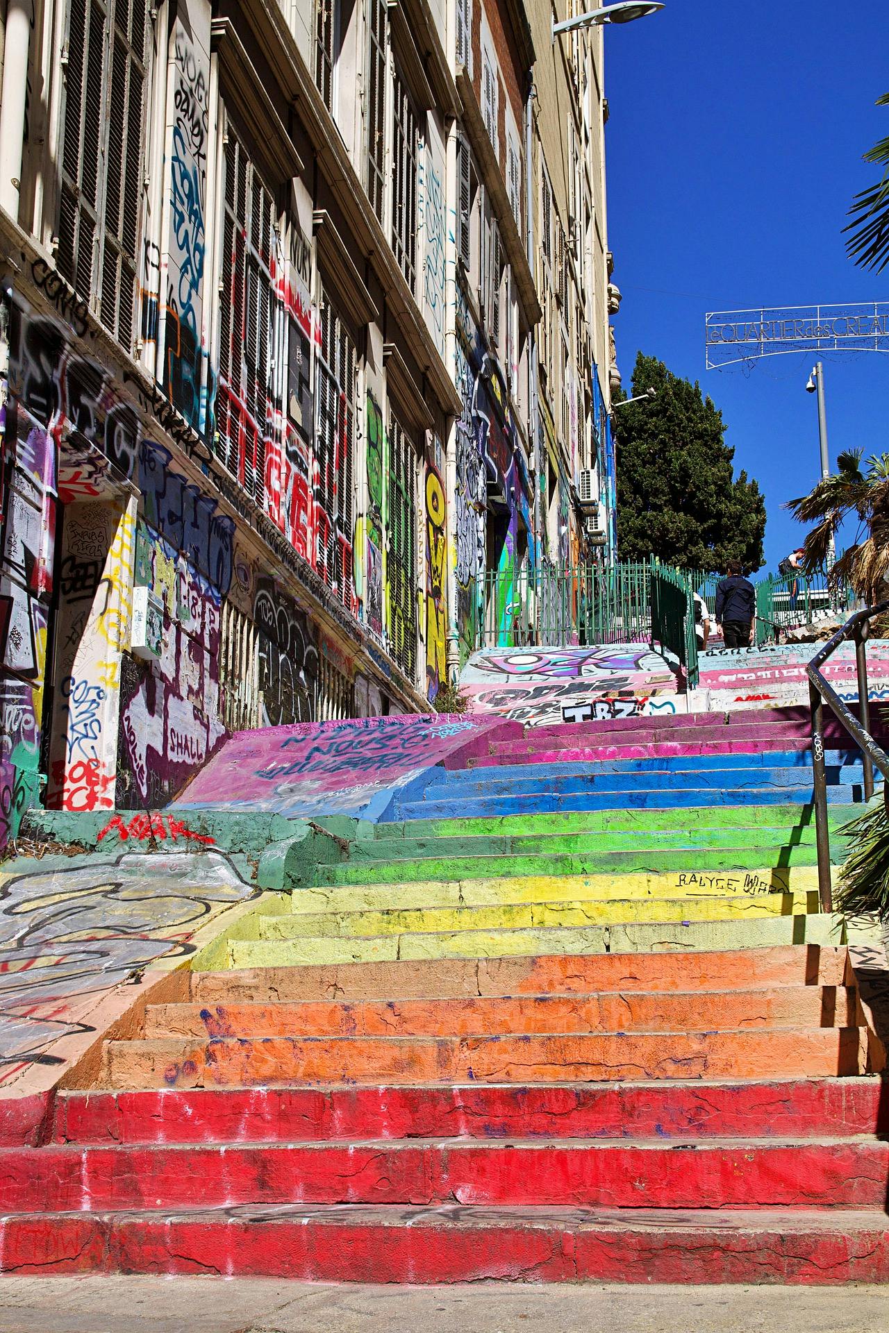 L'escalier arc-en-ciel menant à cours Julien, emblématique de Marseille