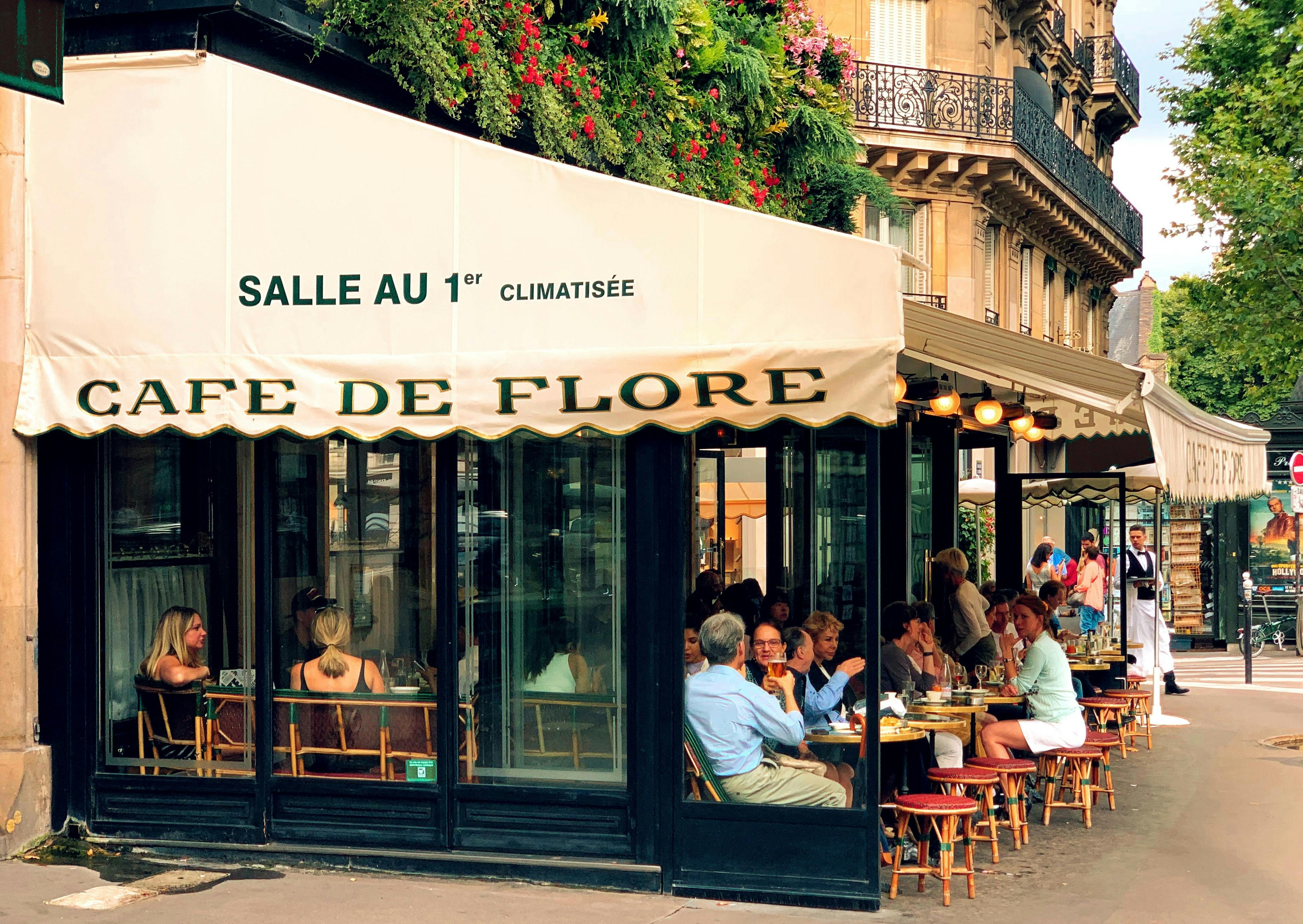 Le café de Flore et sa terrasse vus depuis la rue à Paris