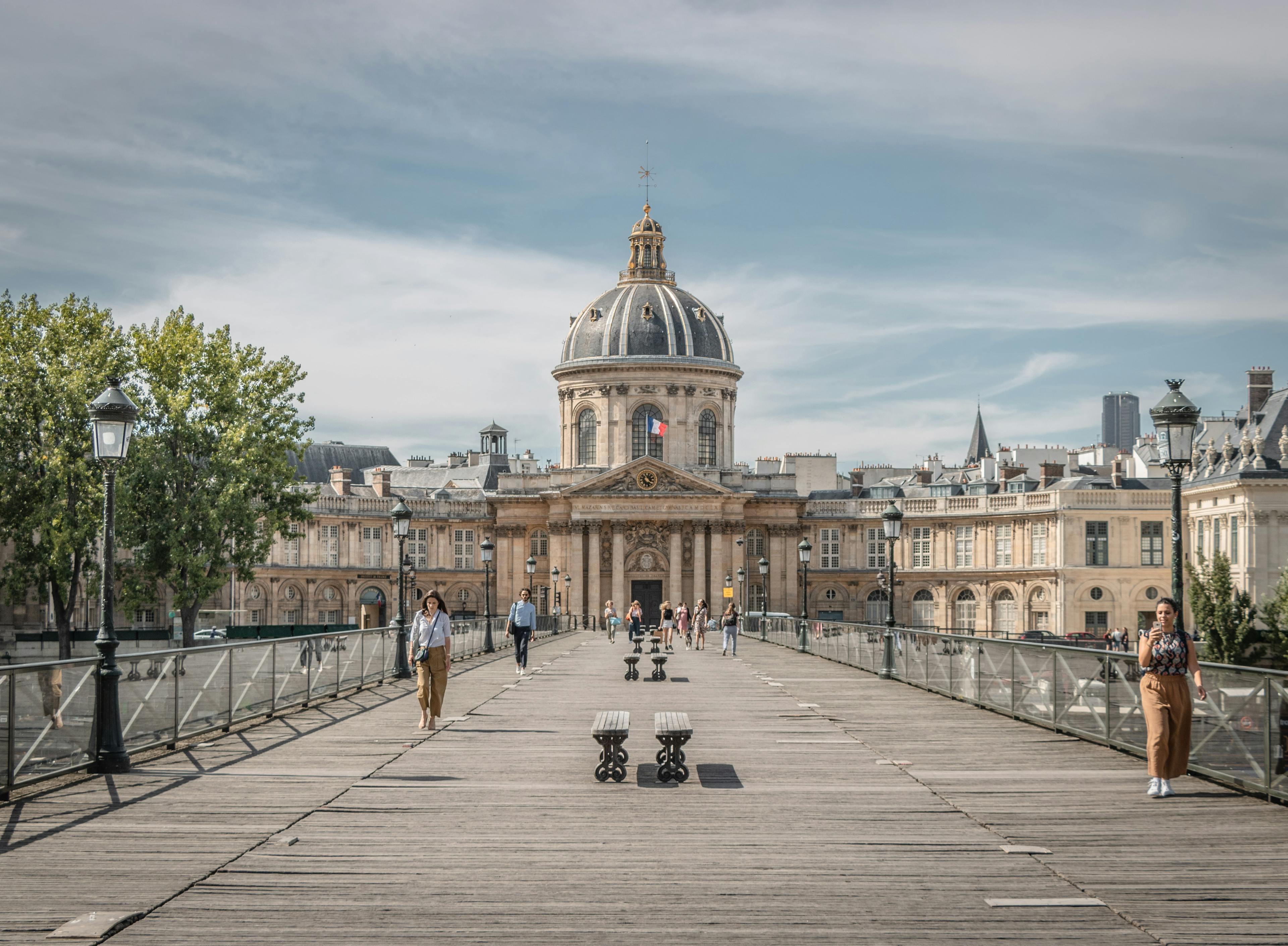 Vue sur l'Académie française vue depuis le pont des Arts à Paris
